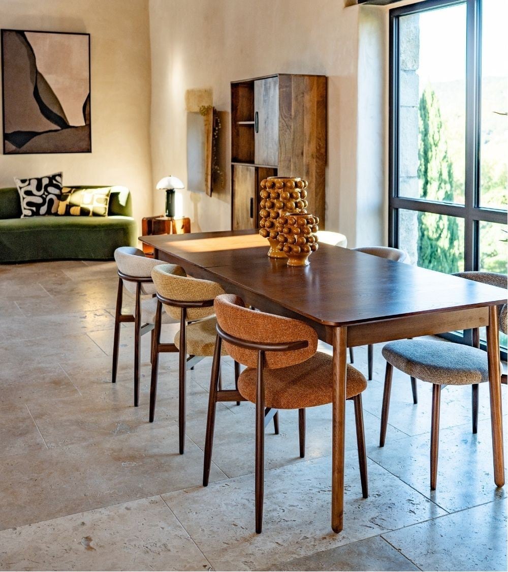 Chaises design de différentes formes autour d’une table de salle à manger