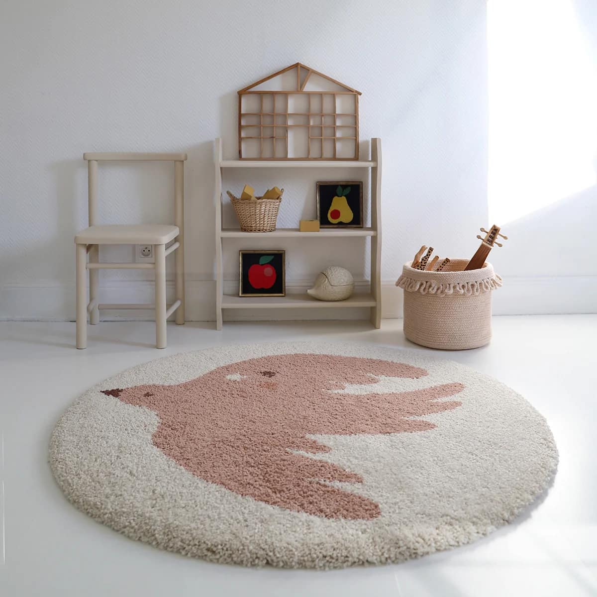 Tapis aux motifs colorés dans une chambre d’enfant aménagée