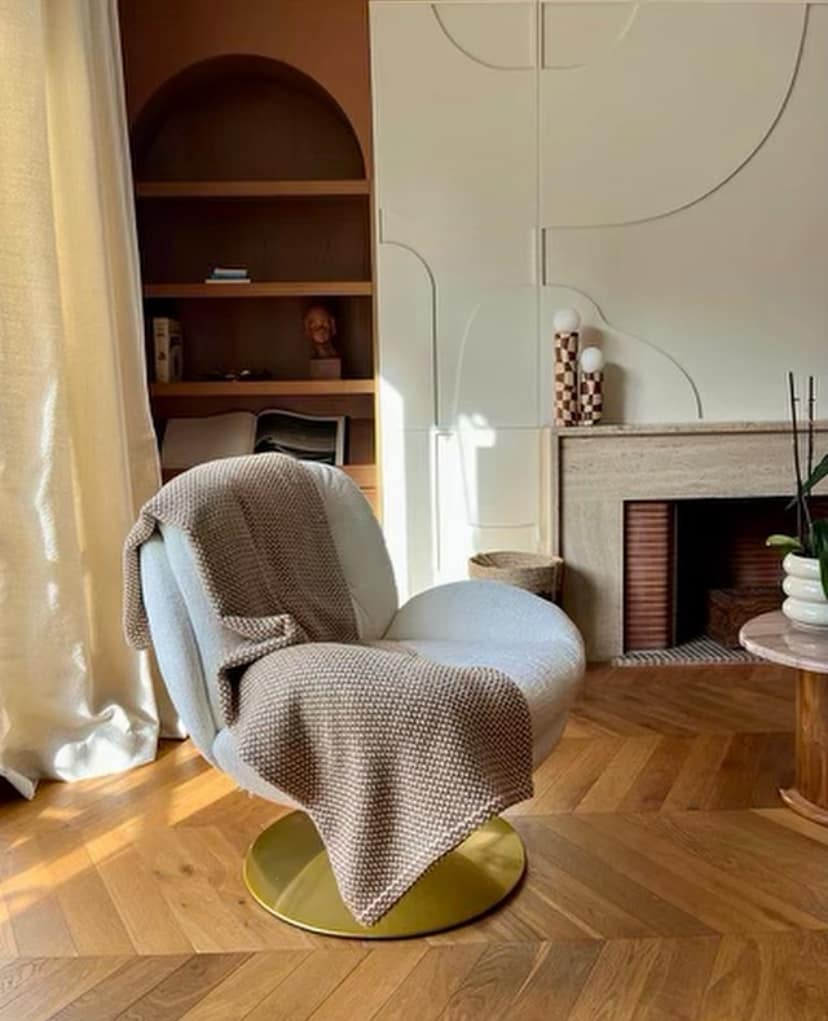 Fauteuil Athezza dans un salon contemporain.