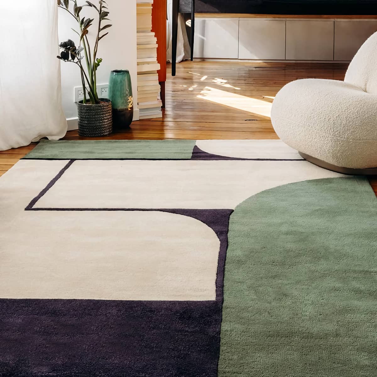 Tapis en laine vert et écru installé dans un salon lumineux