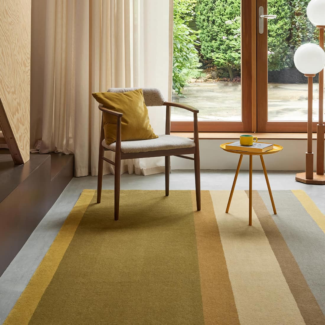 Salon contemporain avec tapis tendance 2026 aux motifs design et couleurs naturelles