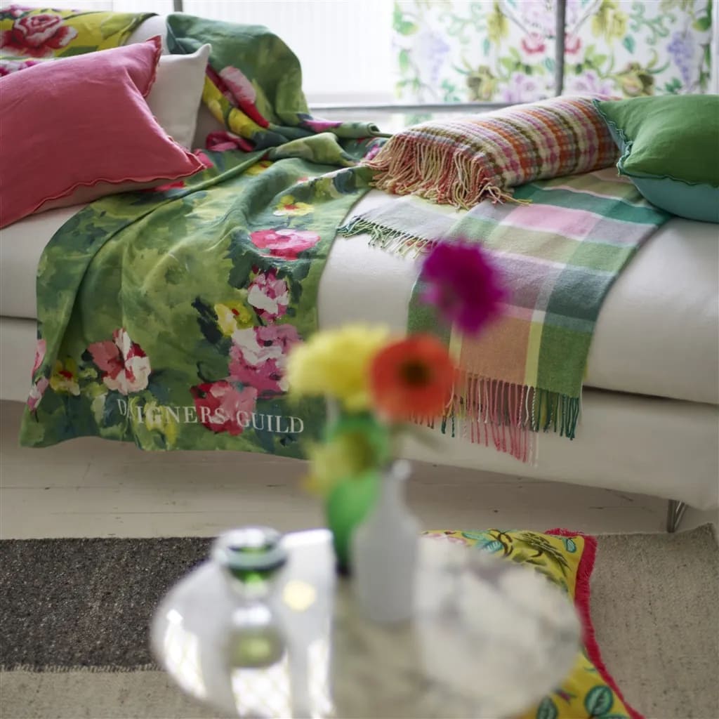 Plaid décoratif disposé sur un canapé dans un salon chaleureux et élégant.
