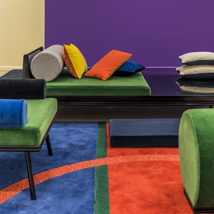 Collection de coussins design Lelièvre Paris en velours, lin et tissus haut de gamme aux motifs contemporains pour un intérieur élégant.