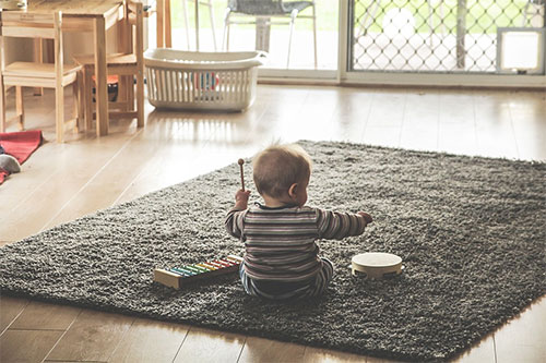 Utiliser un tapis pour enfants pour délimiter une zone de jeu ou