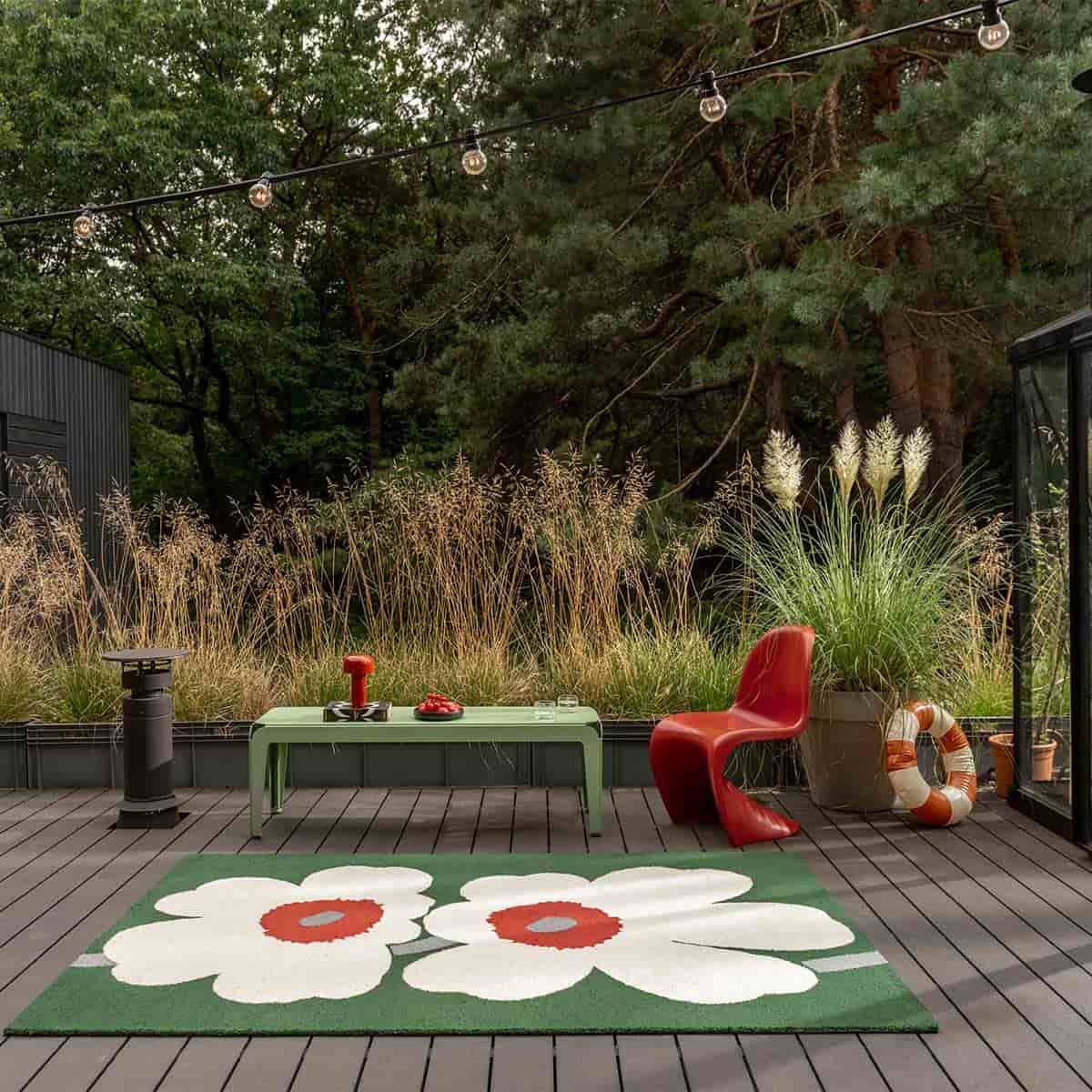 Tapis extérieur Marimekko sur une terrasse contemporaine au design scandinave